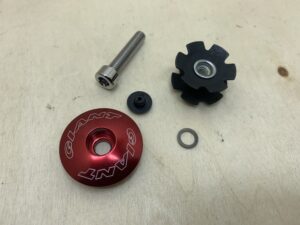 Top cap / kapsel gwiazdka GIANT Czerwony